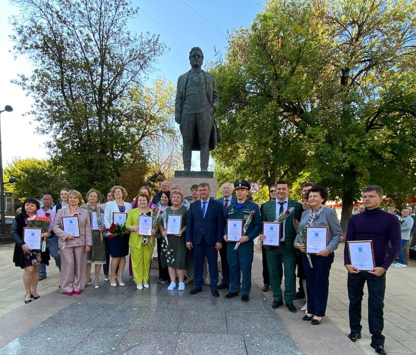 На бульваре им. Рахова В.Г. прошло чествование почетных граждан нашего района.